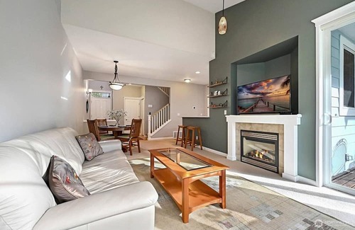 Snoqualmie Ridge Casa | SQ100: Charming 2-bedroom house with WiFi and AC in delightful Snoqualmie