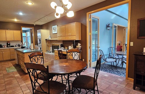 Aberdeen Casa | Deer Creek Country Escape - spacious 5 bedrooms with a private walking trail