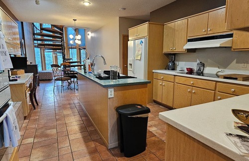 Aberdeen Casa | Deer Creek Country Escape - spacious 5 bedrooms with a private walking trail