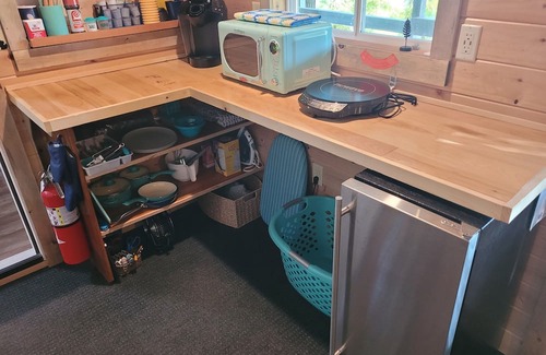 Greenville Apartamento | New! Robin's Nest - Cute Lakefront Tiny House with Private Dock and A/C!