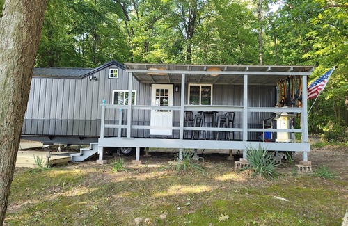 Greenville Apartamento | New! Robin's Nest - Cute Lakefront Tiny House with Private Dock and A/C!