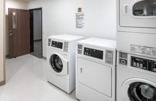 Pooler Casa | Welcoming Hotel w/In-Room Kitchenettes, Pet-Friendly, Near Savannah Airport, Fr