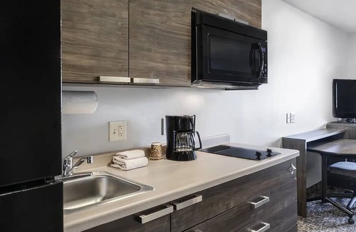 Pooler Casa | Clean Pet-Friendly Room w/Kitchen, Free Parking, Breakfast Available
