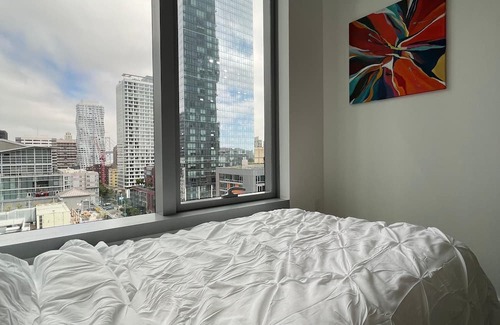 Financial District Apartamento | Modern High-Rise Retreat with Stunning Views in the Tech Heart of San Francisco