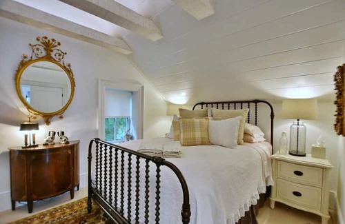 Creemore Cama Y Desayuno | The Aviary - Queen Bedroom with Private Bath in Charming Creemore B&B