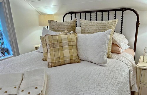 Creemore Cama Y Desayuno | The Aviary - Queen Bedroom with Private Bath in Charming Creemore B&B