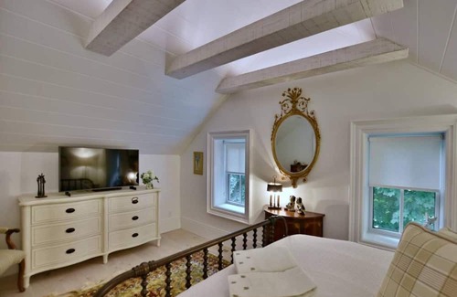 Creemore Cama Y Desayuno | The Aviary - Queen Bedroom with Private Bath in Charming Creemore B&B