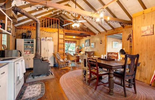 Big Pond Cabina | Lakefront Cabin Retreat with Kayaks & Fire Pit