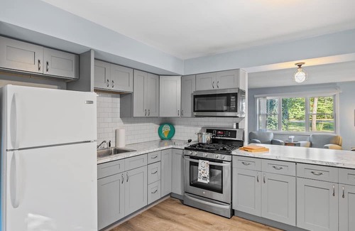 Michigan City Apartamento | This 3 bedroom, 2 bathroom home is in a scenic area but closes to Indiana Dunes National Park.