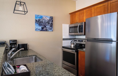 Olympic Valley Condominio | Mountain Facing Ski-In/Ski-Out Top Floor 1 Bedroom Condo