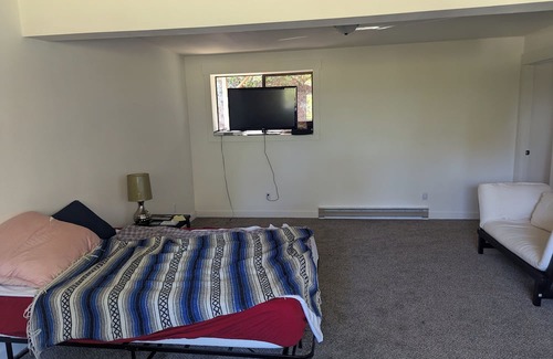 Bremerton Apartamento | Cozy studio in terrific Bremerton with AC, WiFi. Kitchenette, Laundry, Cooking!