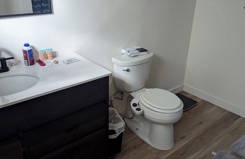Bremerton Apartamento | Cozy studio in terrific Bremerton with AC, WiFi. Kitchenette, Laundry, Cooking!