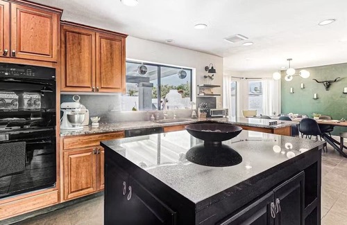 Paradise Valley Village Casa | - NEW - Desert Daze Retreat - Mountain View’s, Pool & Private Backyard Oasis