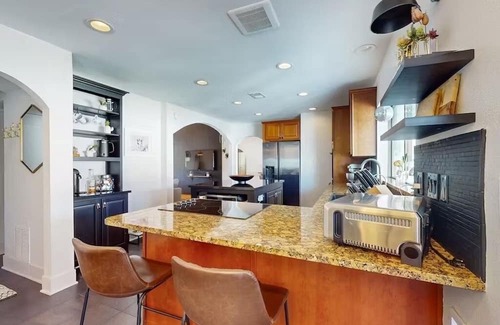 Paradise Valley Village Casa | - NEW - Desert Daze Retreat - Mountain View’s, Pool & Private Backyard Oasis