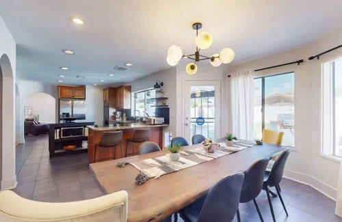 Paradise Valley Village Casa | - NEW - Desert Daze Retreat - Mountain View’s, Pool & Private Backyard Oasis