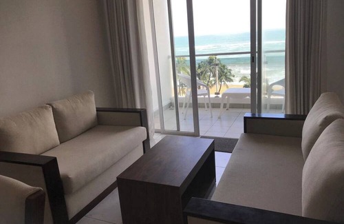 Mount Lavinia Apartamento | Enjoy a beautiful sunset from your ocean-view bedroom.