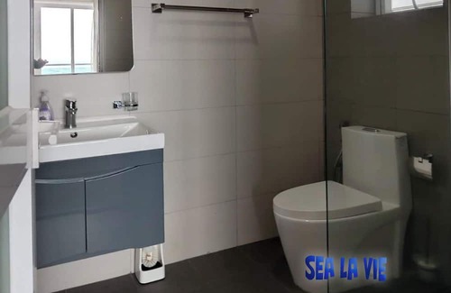 Mount Lavinia Apartamento | Enjoy a beautiful sunset from your ocean-view bedroom.