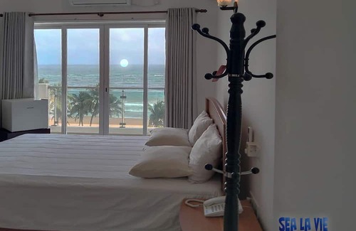 Mount Lavinia Apartamento | Enjoy a beautiful sunset from your ocean-view bedroom.
