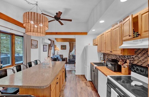 Greentown Cabina | 2-bedroom Hot-Tub Cabin with Lake Access to Lake Wallenpaupack - wifi, fire pit