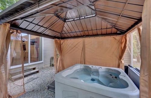 Greentown Cabina | 2-bedroom Hot-Tub Cabin with Lake Access to Lake Wallenpaupack - wifi, fire pit