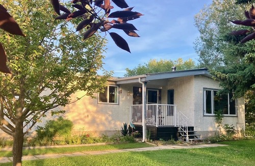 Ponoka County Casa | Grammie's House by Pigeon Lake, enjoy the peace & quiet minutes from the lake.