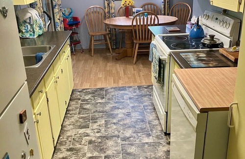 Ponoka County Casa | Grammie's House by Pigeon Lake, enjoy the peace & quiet minutes from the lake.
