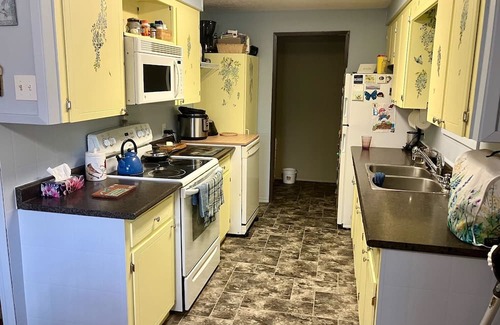 Ponoka County Casa | Grammie's House by Pigeon Lake, enjoy the peace & quiet minutes from the lake.