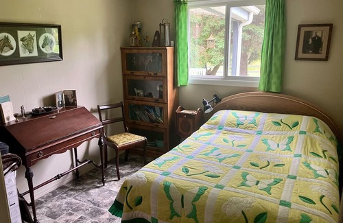 Ponoka County Casa | Grammie's House by Pigeon Lake, enjoy the peace & quiet minutes from the lake.
