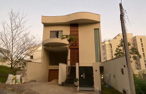 Volta Redonda Casa | Beautiful Suite in full house Belvedere VR - Bed and breakfast