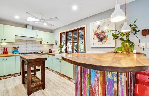 Marcoola Casa | Seafarer's Retreat is a renovated family property boasting room for up to 16.