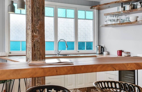Marcoola Casa | Seafarer's Retreat is a renovated family property boasting room for up to 16.