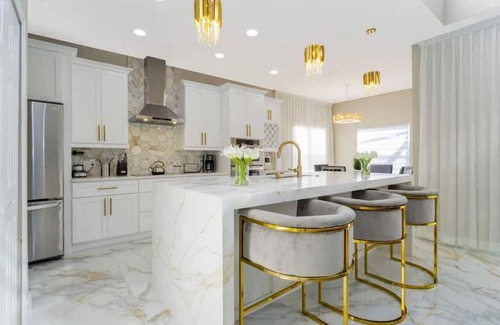 Highgate Park Casa | 407A) Extremely nice home with private pool!