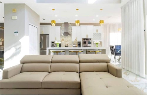 Highgate Park Casa | 407A) Extremely nice home with private pool!