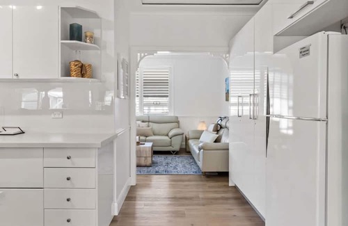 Budgewoi Casa | Lux Cottage with Spa- Pool Table-Kayaks-EV Charger