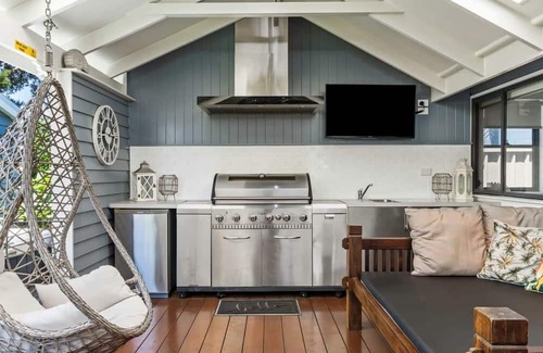 Budgewoi Casa | Lux Cottage with Spa- Pool Table-Kayaks-EV Charger