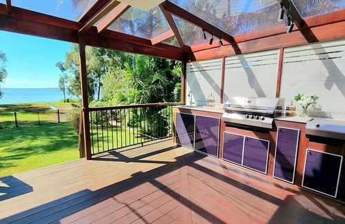 Berkeley Vale Casa | Ultimate Lakefront Luxury Pool Table Games Room