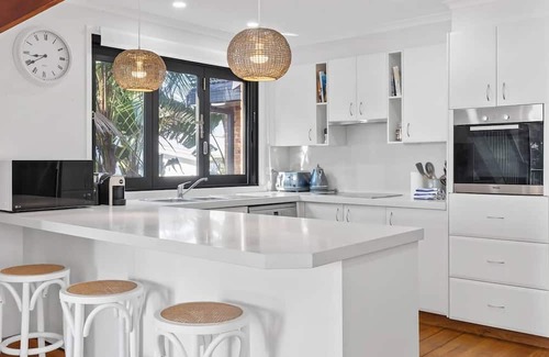 Berkeley Vale Casa | Ultimate Lakefront Luxury Pool Table Games Room