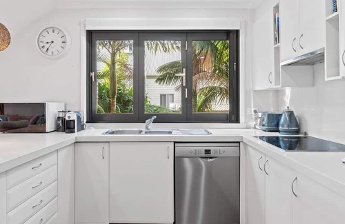 Berkeley Vale Casa | Ultimate Lakefront Luxury Pool Table Games Room