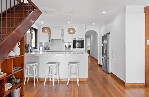 Berkeley Vale Casa | Ultimate Lakefront Luxury Pool Table Games Room