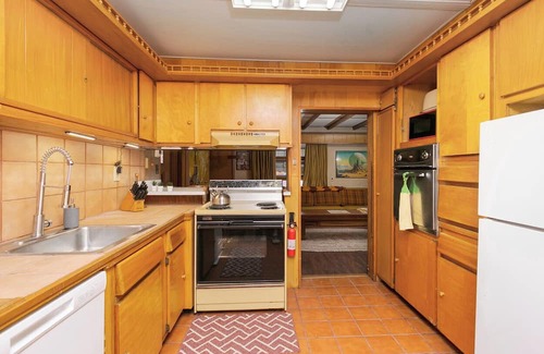 Perryopolis Casa | Retro 70s Near MM103 Gap Trail