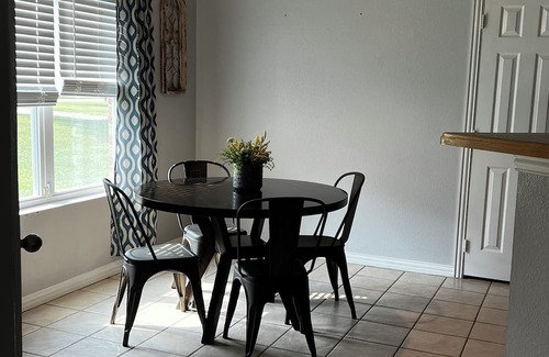 Corinth Casa | Blue Door on Aspen: Cozy 3BR Retreat with BBQ Grill & Playground for Families