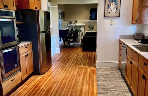 Willamette Heights Apartamento | Navigate Stays Forest Park Home with Private Patio