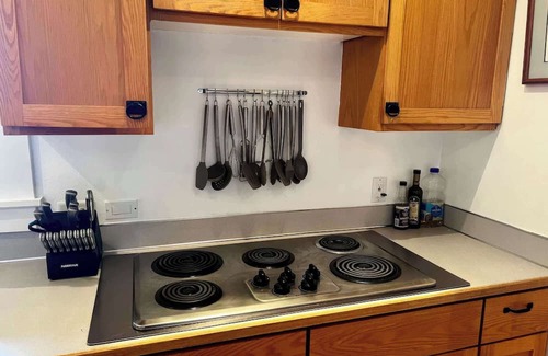Willamette Heights Apartamento | Navigate Stays Forest Park Home with Private Patio