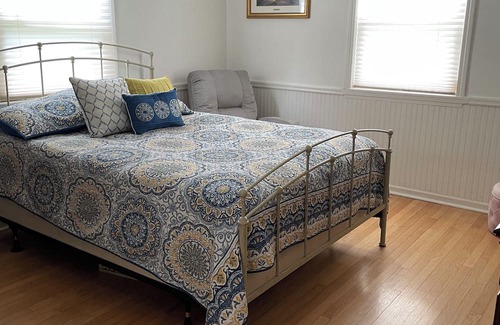 Trumbull Casa | Beautiful New England. Quaint and spacious home. Close to over 5 University.