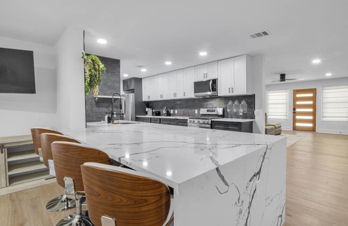 Allandale Casa | Luxurious Fully Remodeled Apartment Just 6 Miles from Downtown!