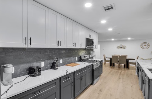 Allandale Casa | Luxurious Fully Remodeled Apartment Just 6 Miles from Downtown!