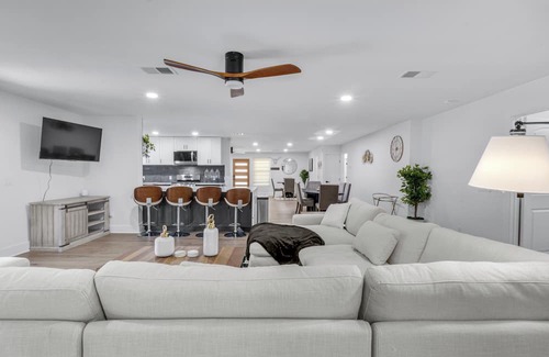 Allandale Casa | Luxurious Fully Remodeled Apartment Just 6 Miles from Downtown!