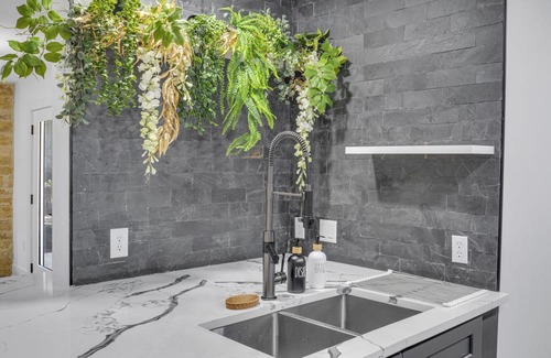 Allandale Casa | Luxurious Fully Remodeled Apartment Just 6 Miles from Downtown!