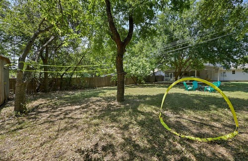 St. Edwards Casa | Luxury 5BD-5min DownTown/Airport-With Firepit/BBQ