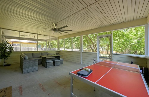 St. Edwards Casa | Luxury 5BD-5min DownTown/Airport-With Firepit/BBQ